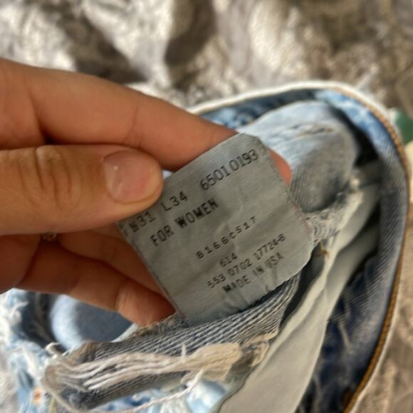 LEVI’S Cut Off Medium Wash Distressed Denim Shorts Size Medium - Picture 6 of 7